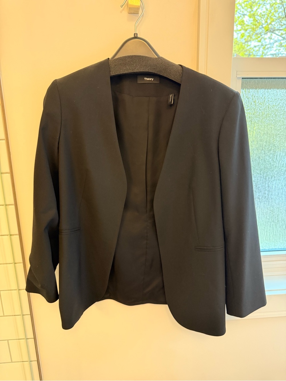 Theory Lindrayia Blazer - 96% wool, 100% Cupro lining